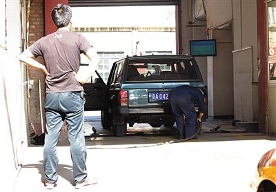 一家汽車檢測場正在檢測車輛。