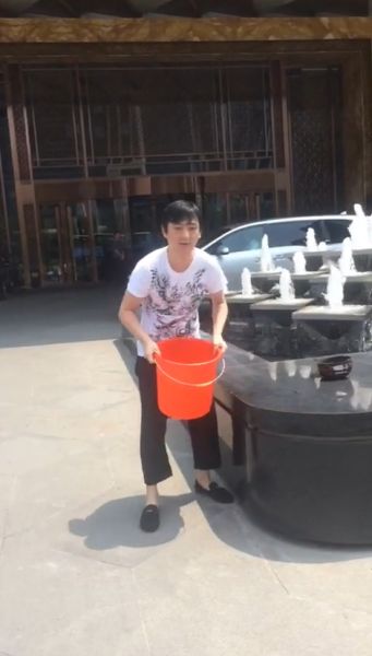 王思聰在進行冰桶挑戰(zhàn)。