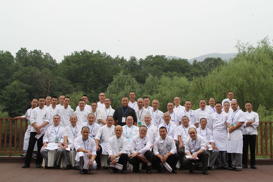 幾十位光頭廚師的大合照。 花惠生 供圖