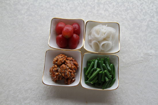 四調(diào)味：圣女果、蓮藕、核桃仁、小黃瓜。 花惠生 供圖