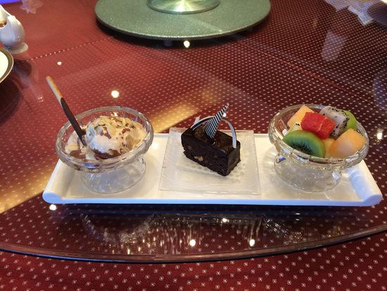 西點水果拼盤、巧克力布朗尼、冰淇淋。 花惠生