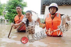 長壽區(qū)，消防官兵搜救被困群眾。