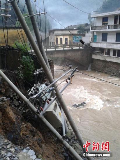 9日以來(lái)，陜西省鎮(zhèn)巴縣持續(xù)出現(xiàn)強(qiáng)秋淋天氣，21鎮(zhèn)不同程度受災(zāi)，電力、交通、移動(dòng)通訊一度中斷。