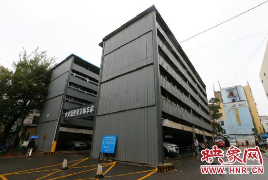 目前，市區(qū)內(nèi)的停車場數(shù)量還不能滿足廣大市民的需求。