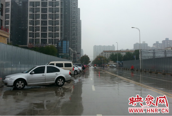 由于停車場分配不均，廣大私家車主選擇將車停在路邊。