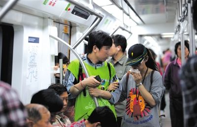 地鐵14號(hào)線，一名乘客正在車廂內(nèi)飲食。