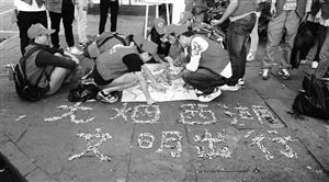 　志愿者用撿來的煙頭，拼起了“無煙西湖”圖案 通訊員供圖