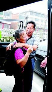 離別時，沈愛蘭（左）擁抱救命恩人李春富