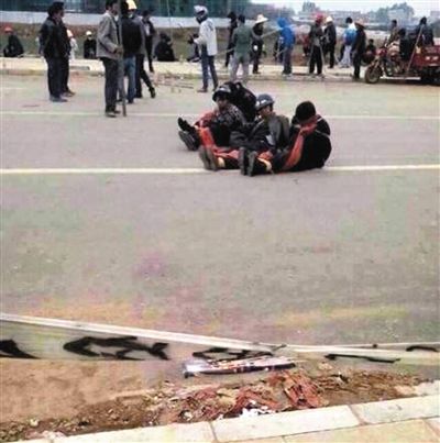 14日，沖突現(xiàn)場，幾名頭戴鋼盔的人被捆綁著。圖/東方IC