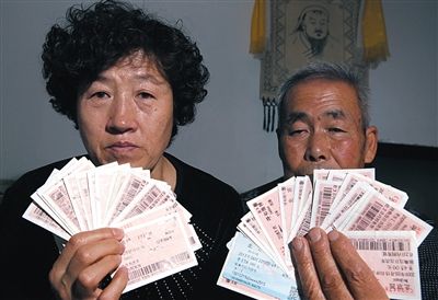 尚愛云夫婦展示上訪留下的車票,這些只是一部分。