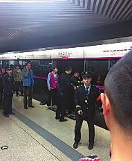 昨日18時(shí)57分，北京地鐵5號(hào)線惠新西街南口一女子遭遇不幸。昨晚9時(shí)記者在中日友好醫(yī)院發(fā)現(xiàn)女子已不幸身亡，女子遇險(xiǎn)是被夾在安全門和地鐵門中間，列車啟動(dòng)后掉下站臺(tái)。
