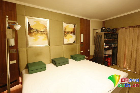 雖然在五星級(jí)飯店房間駐守，但武警官兵自帶被褥及生活用品，將兩張單人床拼成三人通鋪使用。