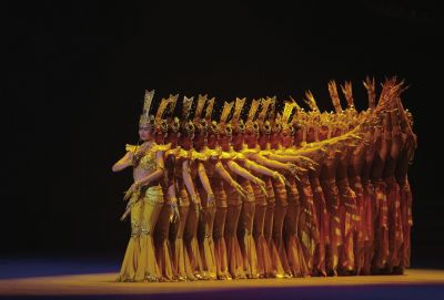 在歡迎晚宴上，上演經(jīng)典節(jié)目千手觀音。新華社發(fā)