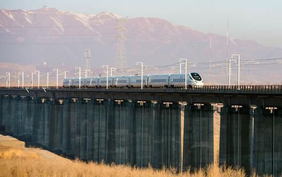 11月16日，從烏魯木齊南站首發(fā)的D8602次列車駛往哈密。