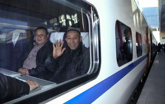 11月16日，旅客乘坐從烏魯木齊南站首發(fā)的D8602次列車。