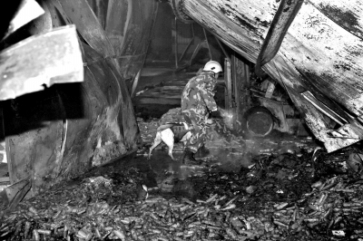 救援人員在山東壽光一食品廠火災現(xiàn)場搜救。新華社發(fā)