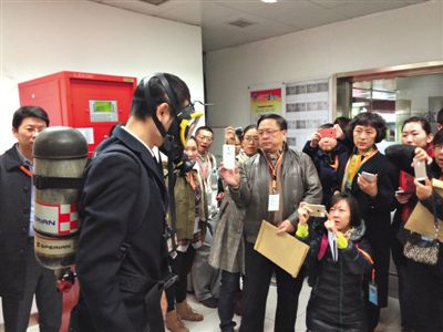 昨天，地鐵4號線北京南站站，地鐵工作人員為人大代表演示應急氧氣瓶佩戴方式。新京報記者