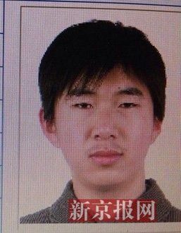 犯罪嫌疑人李小龍，27歲，唐山樂亭人。村干部說李小龍經(jīng)常把自己關(guān)在家里