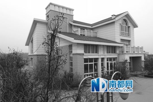 　馬超群在赤土山村村委會旁的別墅，就是以“自來水維護站”的名義拿的地。