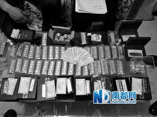 　馬超群家中金條清點現(xiàn)場。