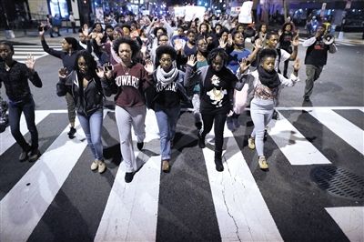 　24日，美國華盛頓，民眾在白宮前參加示威，抗議不起訴槍殺黑人青年的白人警察。