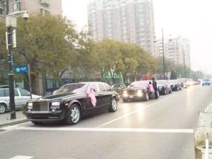 豪華婚禮車(chē)隊(duì)。(網(wǎng)友供圖)