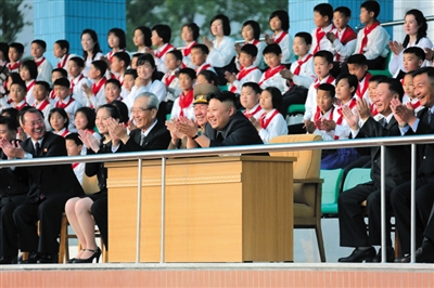 5月2日，金正恩與金與正（前排左二）一起觀看比賽。