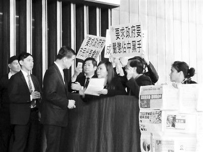 撐警大聯(lián)盟召集人李偲嫣2日到特首辦請愿，要求政府嚴(yán)厲處置“占中三子”和“雙學(xué)”的代表。