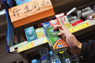 清苑路“世紀華聯(lián)超市清友園店”的貨架上，擺放著購自網(wǎng)店的“高仿”避孕套。