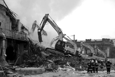 3日下午，挖掘機(jī)在現(xiàn)場作業(yè)。 譚青/攝