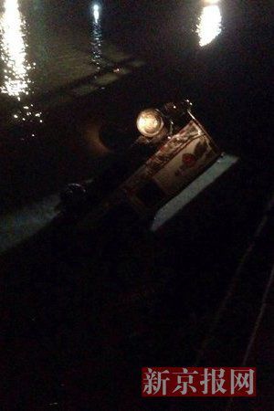 運(yùn)鈔車打撈現(xiàn)場(chǎng)。