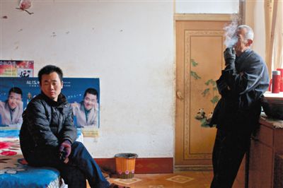 父親抽煙，兒子不語。逃跑的越南新娘，給袁迎賓父子帶來的是失落。新京報記者