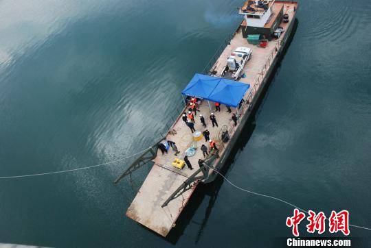 警方四次到百米深的湖中打撈被害人遺體。