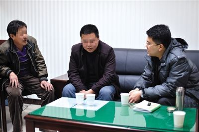 1月7日，陜西省榆林市，國(guó)家信訪(fǎng)局第五督查組成員王治鐸（右一）與兩名信訪(fǎng)人約談。 楊凱 攝