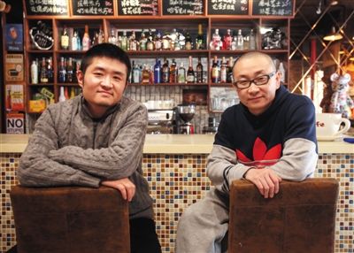 　14日，西安交通大學(xué)路66號(hào)公路咖啡館，苗阜（左）、王聲（右）兩位青年相聲演員今年將第一次登上春晚