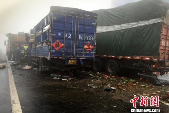 圖為21日，蘭南高速河南段車禍事故現(xiàn)場一片狼藉?！」啤z