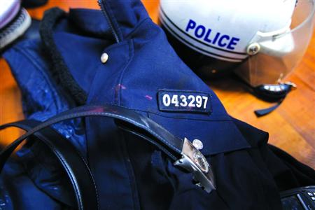 在閔行區(qū)虹橋派出所的一角，擺放著茆盛泉曾經(jīng)最愛的警服?！?43297”的警號(hào)、深色的警服依稀可見已經(jīng)凝固的血跡，警用皮帶也斷裂了。