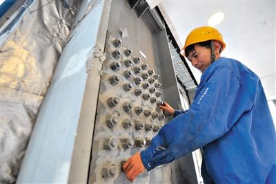 工人在內(nèi)部安裝鋼結(jié)構(gòu)。