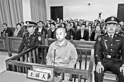 4月14日，趙志紅（前中）在庭審現(xiàn)場(chǎng) 供圖/新華社