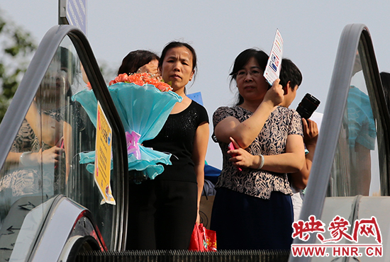 有一種情，你我日日相見，從不言表，但會抱著鮮花等候歸人。