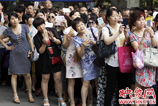 你在人群中，只有找到你，她們才會松下眉間的皺紋。