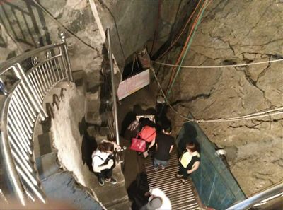 游客到魚(yú)泉參觀。