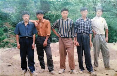 一次外出打工前，田仁信（中）與村里的伙伴合影。田仁信親屬供圖