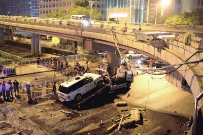 路虎車被扶正后，救援車將其拖離現(xiàn)場。