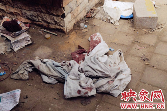 現(xiàn)場(chǎng)一張被單上沾滿血跡。