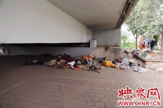 流浪漢在高架橋下居住，靠撿垃圾為生。