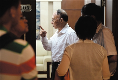 劉鵬局長(zhǎng)走出會(huì)場(chǎng)。昨日的足球改革發(fā)展工作會(huì)議上，國(guó)家體育總局為中國(guó)足球“開(kāi)了一扇門(mén)”。