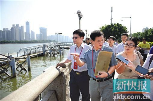 人大代表們?cè)谥榻叕F(xiàn)場調(diào)研。