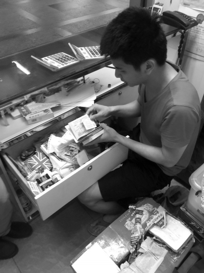 嫌疑人家的煙酒店內(nèi)暗藏地下錢莊。警方供圖