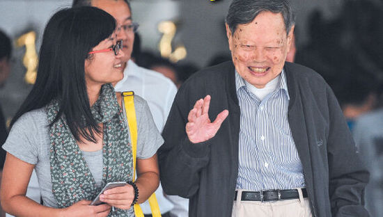 9月18日，楊振寧在合肥參觀中國(guó)科大近代物理系時(shí)接受記者采訪。記者卞世鵬/攝